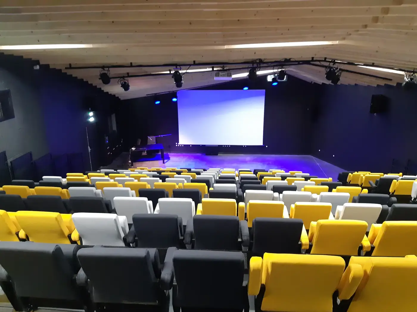 Auditorium de la Micro-Folie d'Arcachon, salle équipée pour le musée numérique