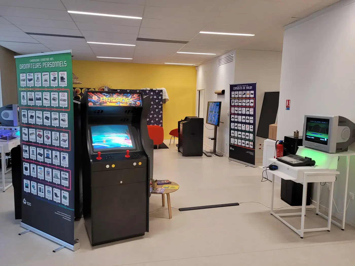 Exposition de rétrogaming du Musée Replay : borne d'arcade, écrans et panneaux de médiation